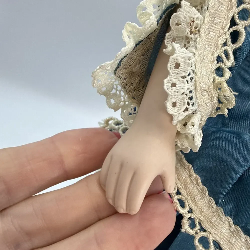 Nicole 1988 The Hamilton Collection Reproduction Doll in blue Numbered + Stand